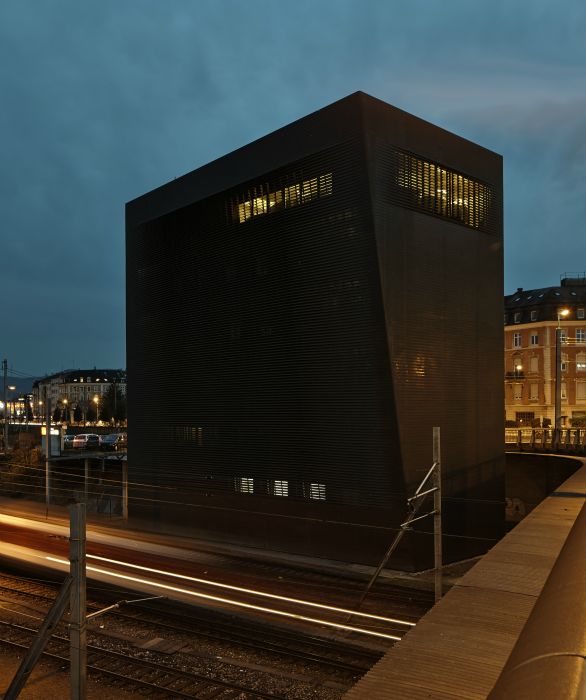 SBB-Stellwerk (Herzog + De Meuron 1994) abends